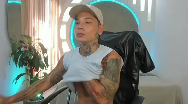 Snapshot of tattokoi chatting on February 22, 7:36 pm tattokoi online show from February 22, 7:36 pm