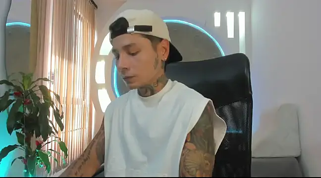 Snapshot of tattokoi chatting on March 2, 7:02 pm tattokoi online show from March 2, 7:02 pm