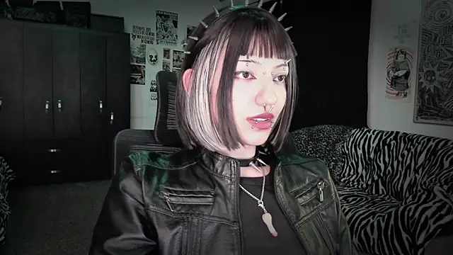 Snapshot of roxy_toxic chatting on June 11, 2:00 am roxy toxic online show from June 11, 2:00 am