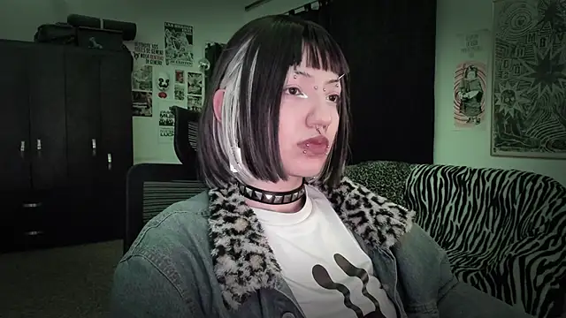 Snapshot of roxy_toxic chatting on June 18, 12:55 am roxy toxic online show from June 18, 12:55 am