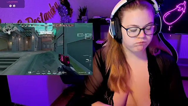 Snapshot of EveBaker04 chatting on October 19, 1:12 pm EveBaker04 online show from October 19, 1:12 pm