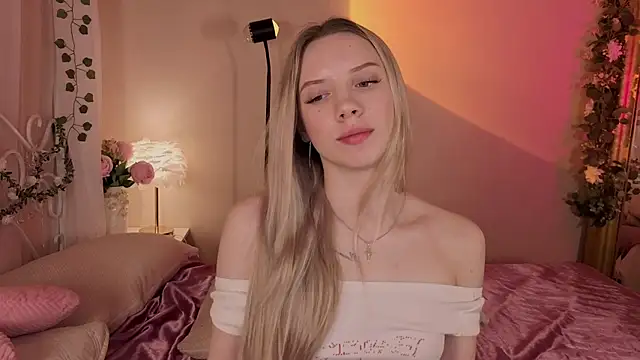Snapshot of katt__y chatting on June 25, 5:12 am katt y online show from June 25, 5:12 am