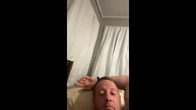 Snapshot of biggzee6 chatting on April 4, 1:37 am biggzee6 online show from April 4, 1:37 am
