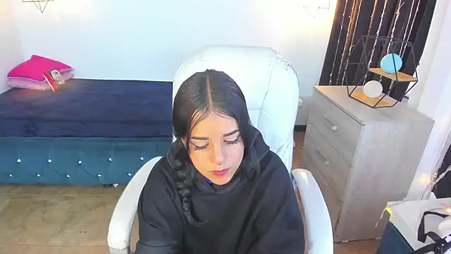 Nicole Foxx  online show from February 18, 6:58 pm