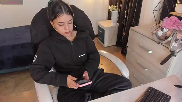 Nicole Foxx  online show from March 4, 12:39 am