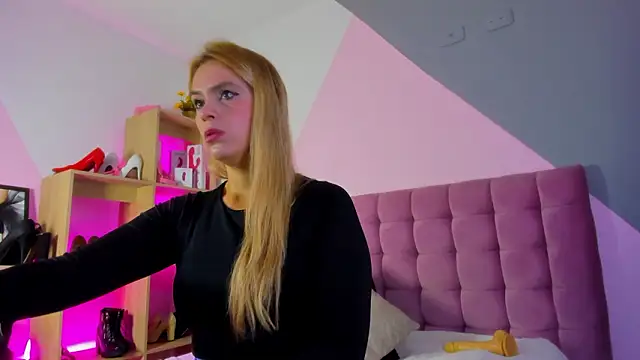 RayaCarr  online show from February 3, 2:11 pm