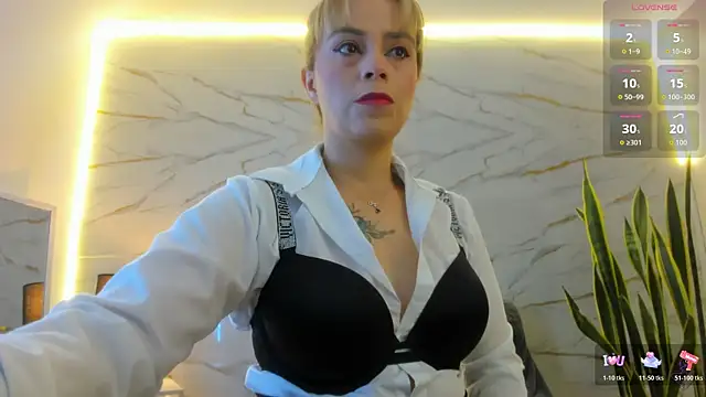 Snapshot of RayaCarr_ chatting on May 14, 1:07 pm RayaCarr online show from May 14, 1:07 pm