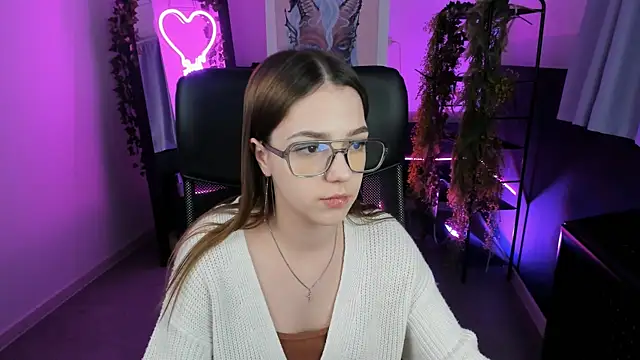 PamBeesly online show from February 8, 2:16 pm