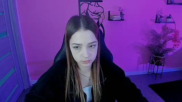 PamBeesly online show from March 22, 11:32 am