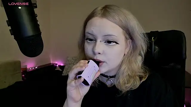 Electro doll online show from March 15, 8:10 pm