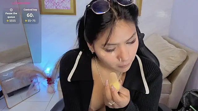 Paulette v online show from December 18, 1:06 pm