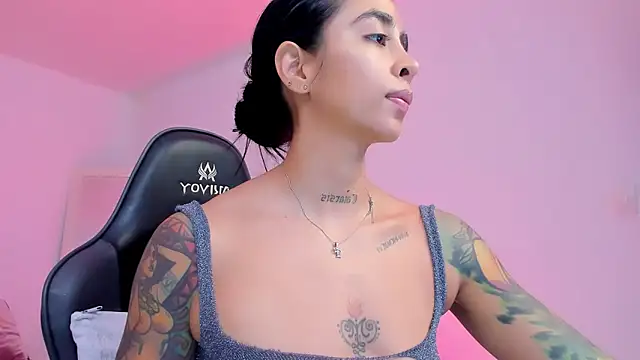 Snapshot of sophierooy22 chatting on June 5, 2:01 pm sophierooy22 online show from June 5, 2:01 pm