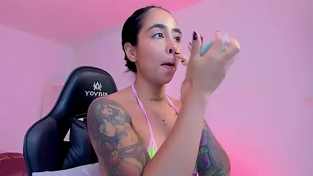 Snapshot of sophierooy22 chatting on June 9, 1:45 pm sophierooy22 online show from June 9, 1:45 pm
