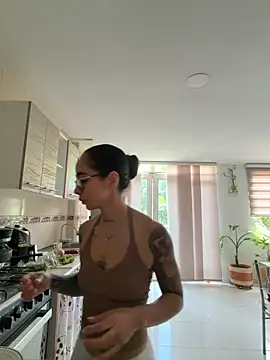 Snapshot of sophierooy22 chatting on June 18, 5:28 pm sophierooy22 online show from June 18, 5:28 pm