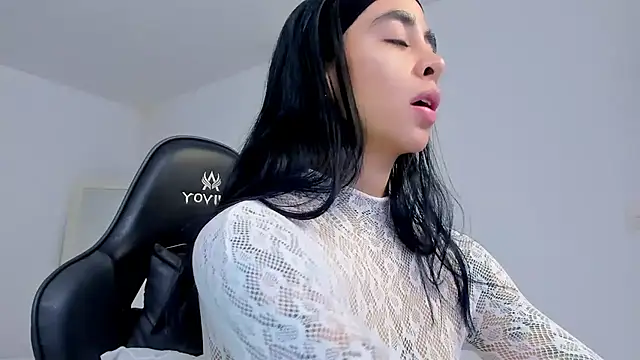 Snapshot of sophierooy22 chatting on July 13, 11:07 pm sophierooy22 online show from July 13, 11:07 pm