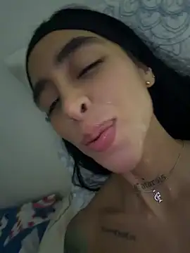Snapshot of sophierooy22 chatting on August 1, 1:05 am sophierooy22 online show from August 1, 1:05 am