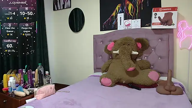 Snapshot of Emmie_Hot chatting on June 13, 11:41 am Emmie Hot online show from June 13, 11:41 am