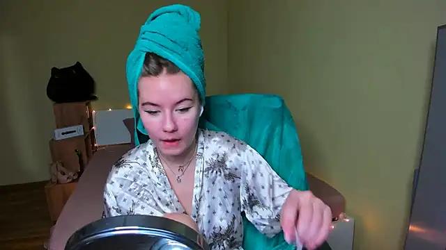 Snapshot of EmilyPaw chatting on February 2, 10:35 am EmilyPaw online show from February 2, 10:35 am