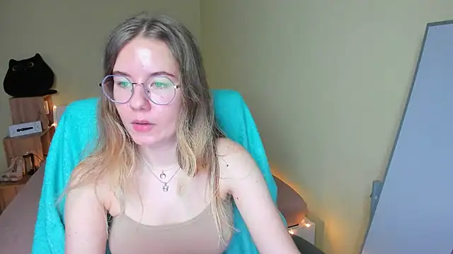 Snapshot of EmilyPaw chatting on February 4, 9:38 am EmilyPaw online show from February 4, 9:38 am