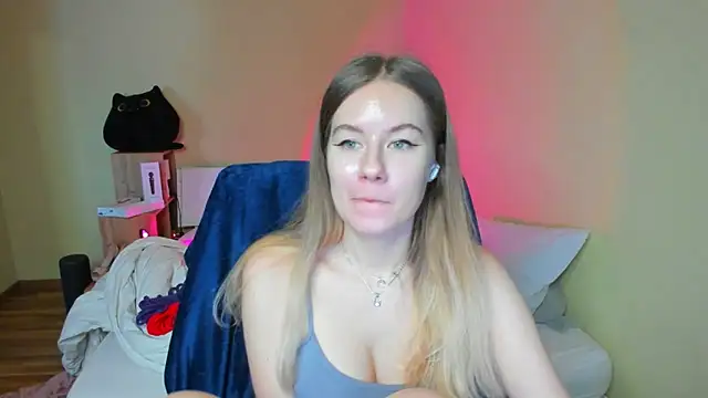 Snapshot of EmilyPaw chatting on February 8, 10:29 am EmilyPaw online show from February 8, 10:29 am