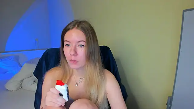 Snapshot of EmilyPaw chatting on February 9, 7:27 am EmilyPaw online show from February 9, 7:27 am