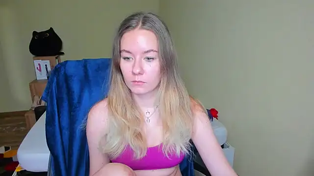 Snapshot of EmilyPaw chatting on February 12, 10:35 am EmilyPaw online show from February 12, 10:35 am