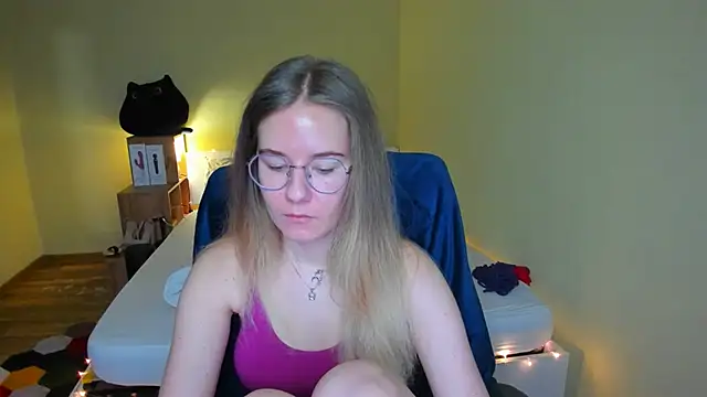 Snapshot of EmilyPaw chatting on February 13, 6:27 pm EmilyPaw online show from February 13, 6:27 pm