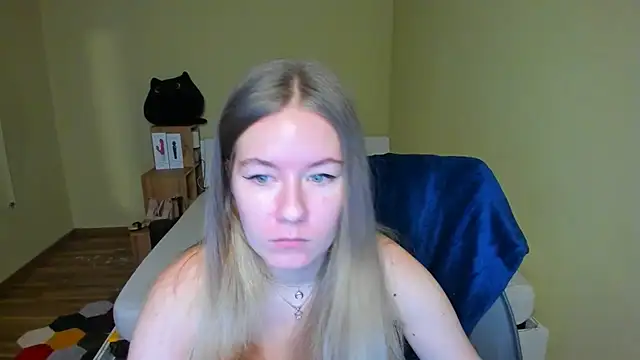 Snapshot of EmilyPaw chatting on February 14, 8:52 am EmilyPaw online show from February 14, 8:52 am