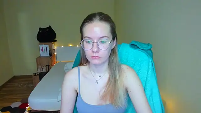 Snapshot of EmilyPaw chatting on February 15, 2:37 am EmilyPaw online show from February 15, 2:37 am