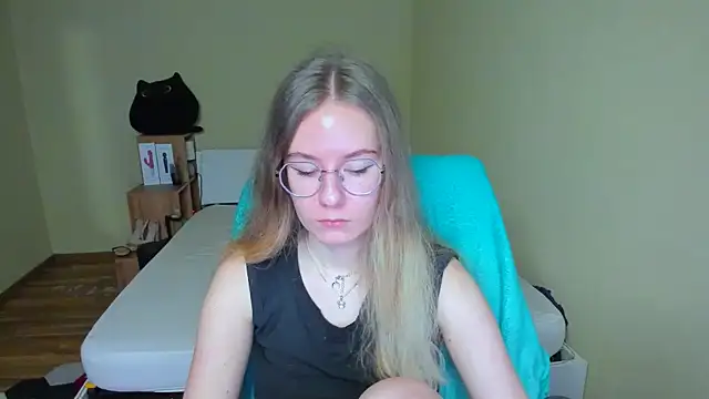 Snapshot of EmilyPaw chatting on February 16, 9:48 am EmilyPaw online show from February 16, 9:48 am