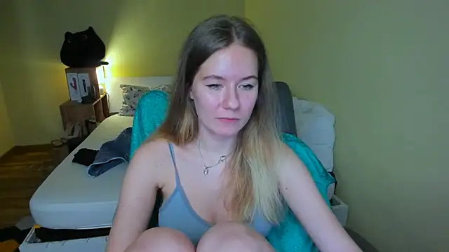 Snapshot of EmilyPaw chatting on February 16, 5:48 pm EmilyPaw online show from February 16, 5:48 pm