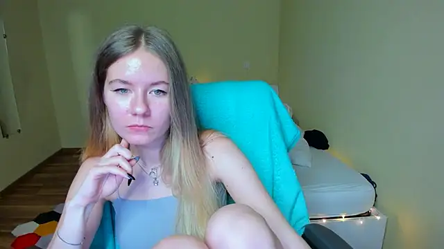 Snapshot of EmilyPaw chatting on February 18, 10:16 am EmilyPaw online show from February 18, 10:16 am