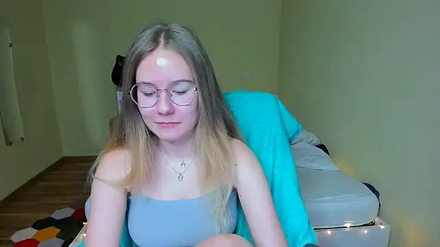 Snapshot of EmilyPaw chatting on February 18, 5:31 pm EmilyPaw online show from February 18, 5:31 pm