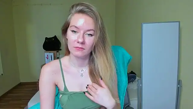 Snapshot of EmilyPaw chatting on February 19, 9:50 am EmilyPaw online show from February 19, 9:50 am