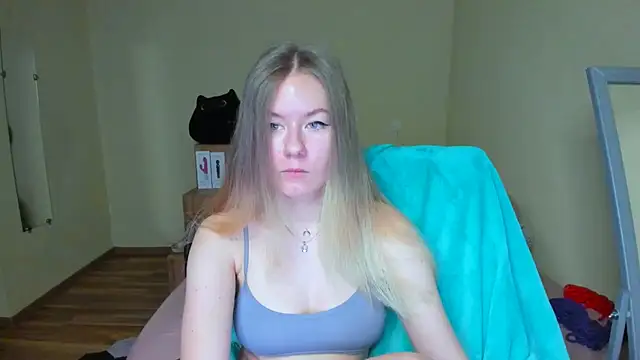 Snapshot of EmilyPaw chatting on February 21, 9:13 am EmilyPaw online show from February 21, 9:13 am