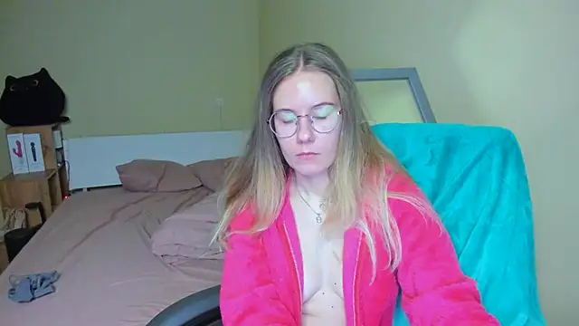 Snapshot of EmilyPaw chatting on February 21, 6:15 pm EmilyPaw online show from February 21, 6:15 pm