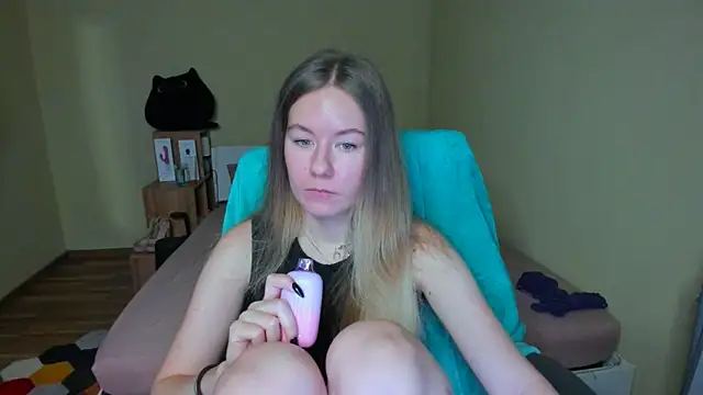 Snapshot of EmilyPaw chatting on February 23, 8:28 am EmilyPaw online show from February 23, 8:28 am