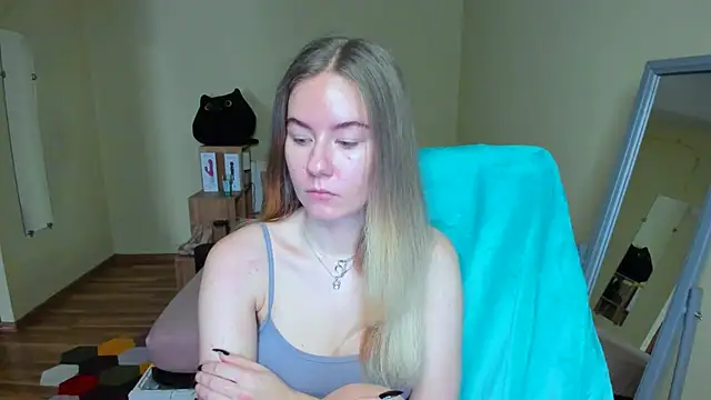 Snapshot of EmilyPaw chatting on February 26, 6:37 am EmilyPaw online show from February 26, 6:37 am