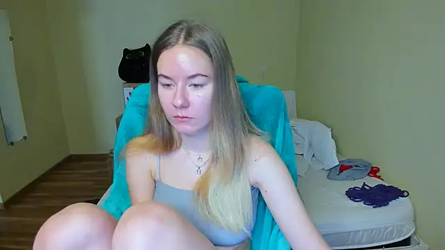 Snapshot of EmilyPaw chatting on February 28, 9:58 am EmilyPaw online show from February 28, 9:58 am