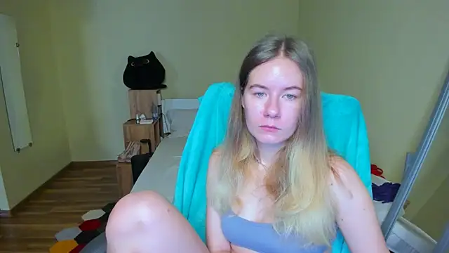 Snapshot of EmilyPaw chatting on March 5, 7:05 am EmilyPaw online show from March 5, 7:05 am