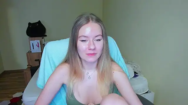 Snapshot of EmilyPaw chatting on March 8, 10:43 am EmilyPaw online show from March 8, 10:43 am