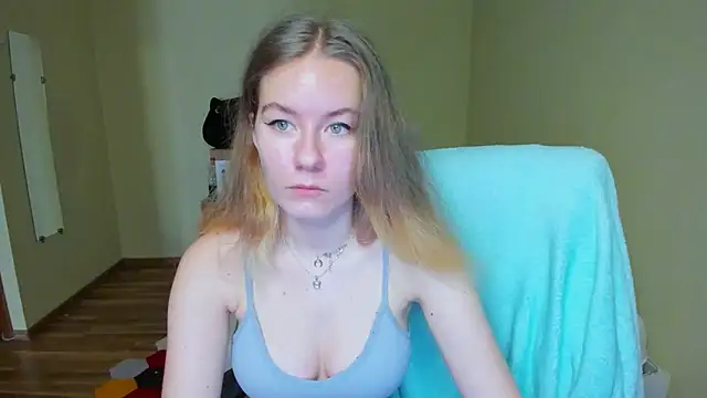 Snapshot of EmilyPaw chatting on March 9, 8:18 am EmilyPaw online show from March 9, 8:18 am