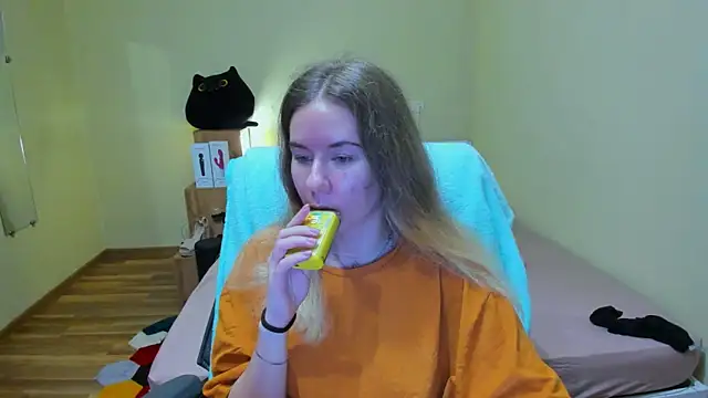 Snapshot of EmilyPaw chatting on March 12, 6:22 pm EmilyPaw online show from March 12, 6:22 pm