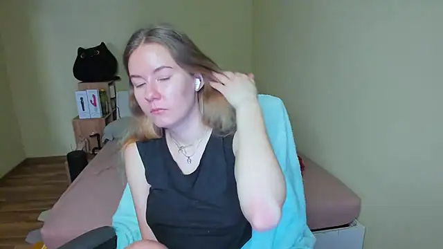 Snapshot of EmilyPaw chatting on March 15, 7:20 am EmilyPaw online show from March 15, 7:20 am