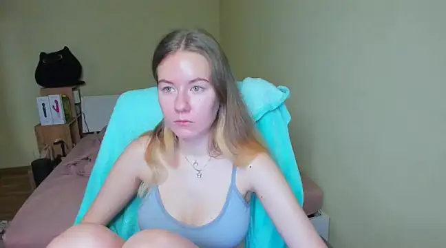 Snapshot of EmilyPaw chatting on March 16, 7:37 am EmilyPaw online show from March 16, 7:37 am