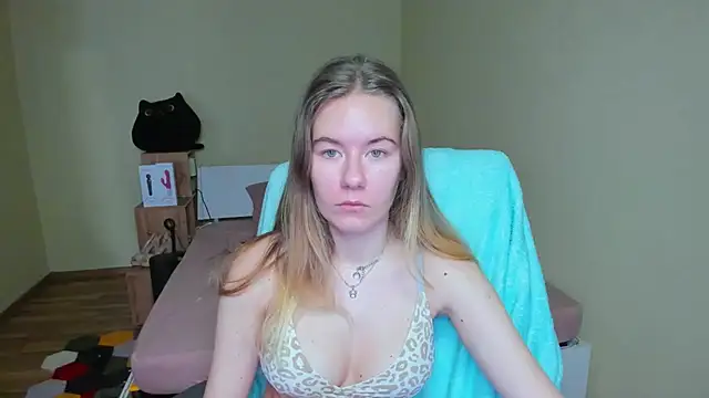 Snapshot of EmilyPaw chatting on March 19, 9:28 am EmilyPaw online show from March 19, 9:28 am