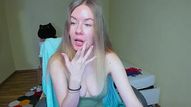 Snapshot of EmilyPaw chatting on March 22, 7:15 am EmilyPaw online show from March 22, 7:15 am