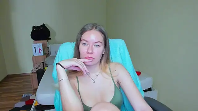 Snapshot of EmilyPaw chatting on March 23, 8:26 am EmilyPaw online show from March 23, 8:26 am