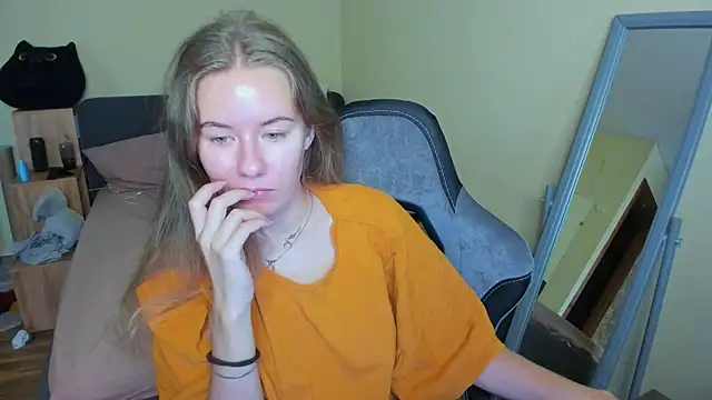 Snapshot of EmilyPaw chatting on September 20, 9:10 am EmilyPaw online show from September 20, 9:10 am