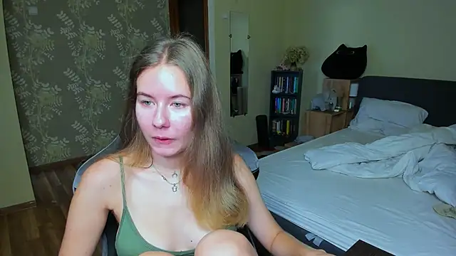 Snapshot of EmilyPaw chatting on October 4, 9:07 am EmilyPaw online show from October 4, 9:07 am